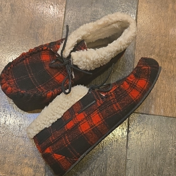 Minnetonka Red and Black Loafers with Plush Lining - Picture 6 of 7